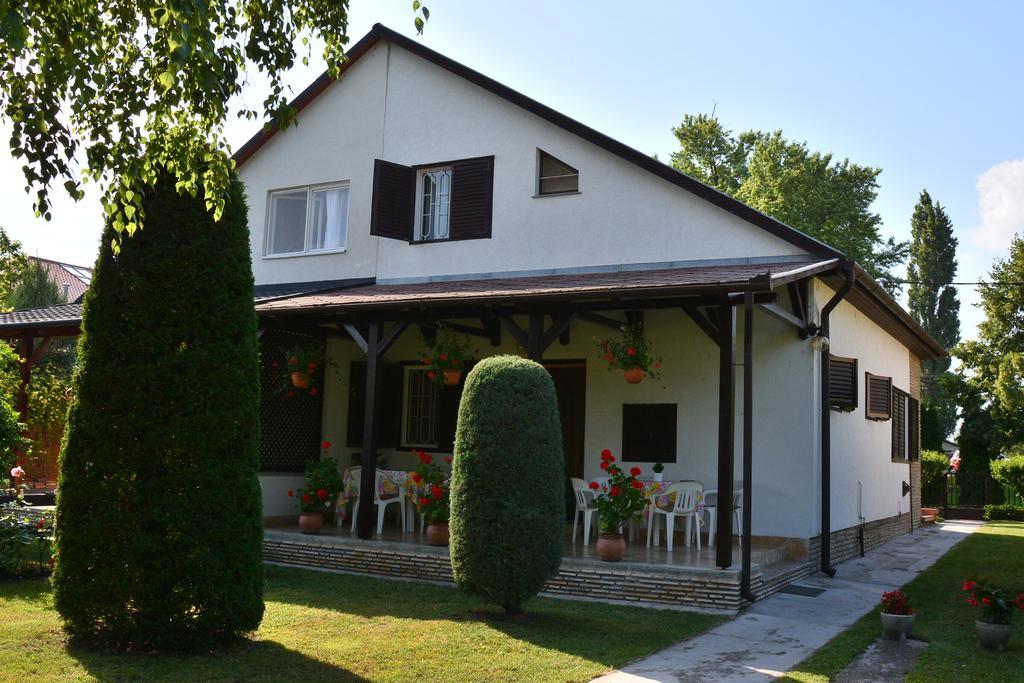 Rozsa Nyaralohaz Villa บาลาตงโบกลาร์ ภายนอก รูปภาพ