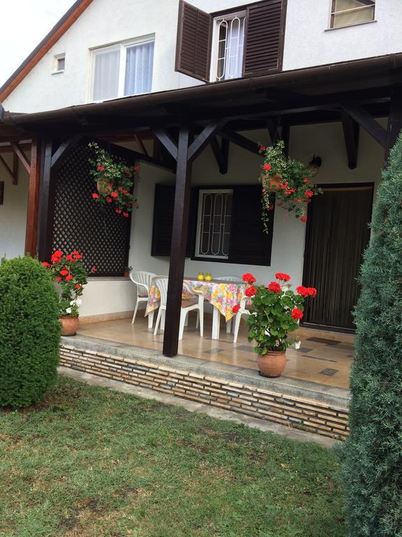 Rozsa Nyaralohaz Villa บาลาตงโบกลาร์ ภายนอก รูปภาพ