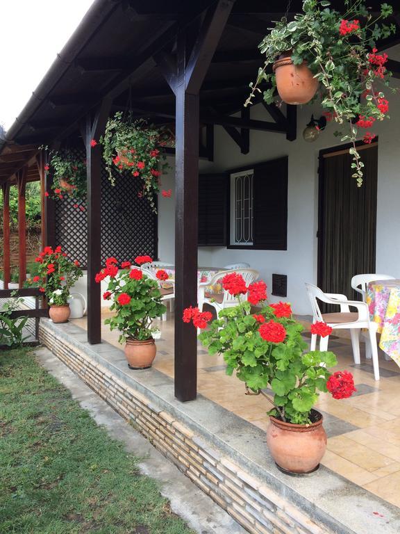 Rozsa Nyaralohaz Villa บาลาตงโบกลาร์ ภายนอก รูปภาพ